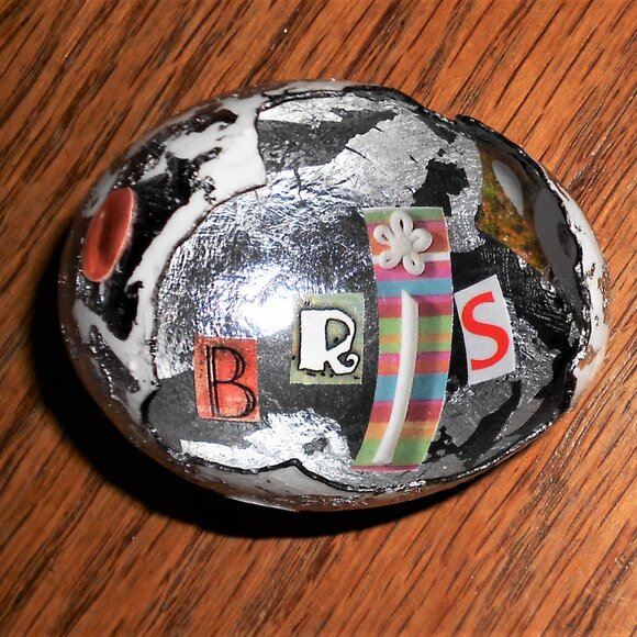 Handmade collages on a set of varnished eggshells - Picture 16 of 16